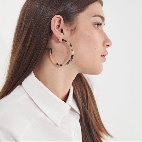 Resin Tatum Tortoise Hoop Earrings (Beige) - Picture 4 of 8